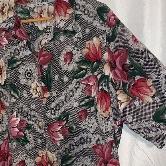 VGT abstract flower print button down top. Size 16 - Picture 5 of 13